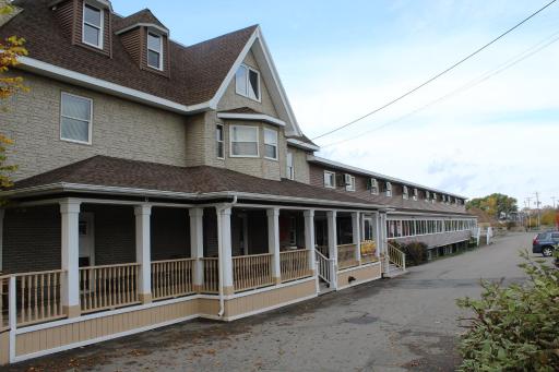 Harbourview Inn and Suites - Housity