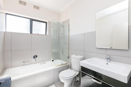 2Bedroom apartment in a secure golf estate.WIFI - Housity