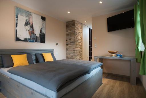 OMAS-STUBB-das-Komfort-DZ-mit-Balkon-im-Herrenhaus - Housity