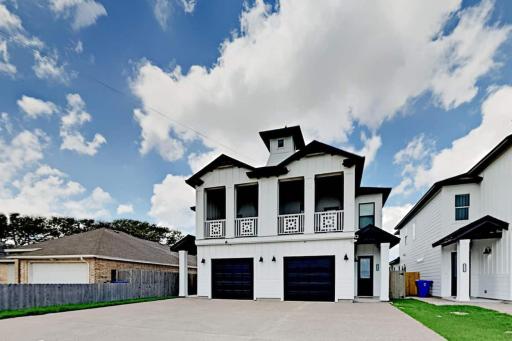 Luxurious Family-friendly Oasis with Laguna Views - Housity