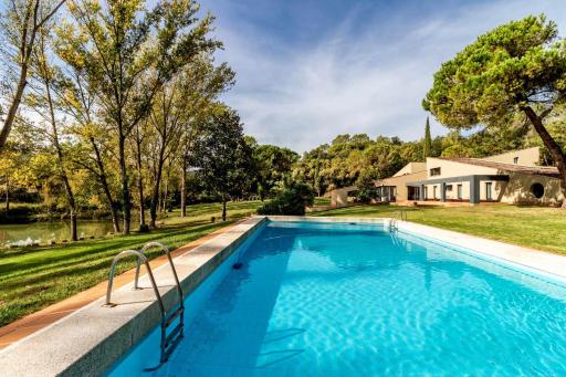 CAN GUIXERA Casa rural en el Pla de lEstany - Housity