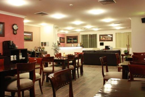Country Plaza Motel - Housity