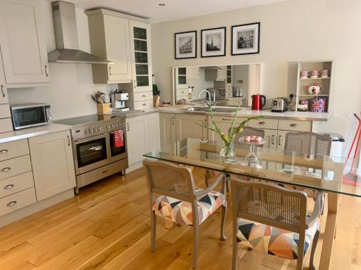 Chic Edinburgh 2B City Centre flat & patio , close to Castle - Housity