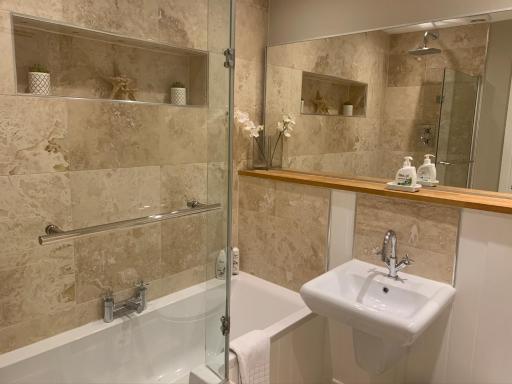 Chic Edinburgh 2B City Centre flat & patio , close to Castle - Housity