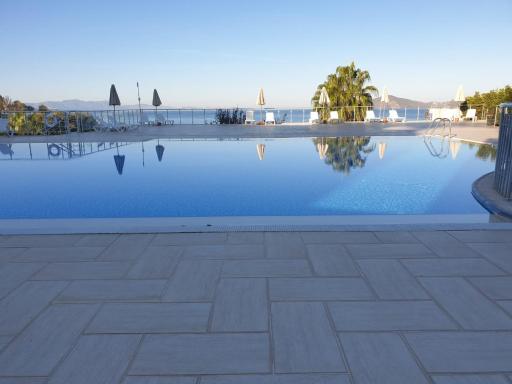 Pool, beach, shopping in walking distance - Housity