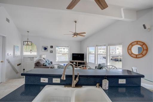 Fantastic Canal front cottage with ocean access - Housity