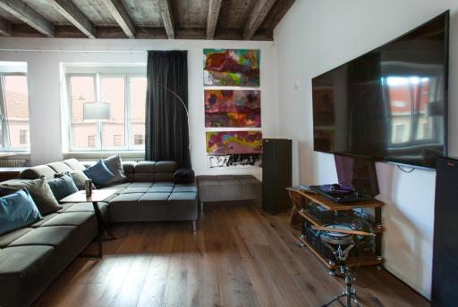 Contemporary apartment with fireplace & terrace - Housity