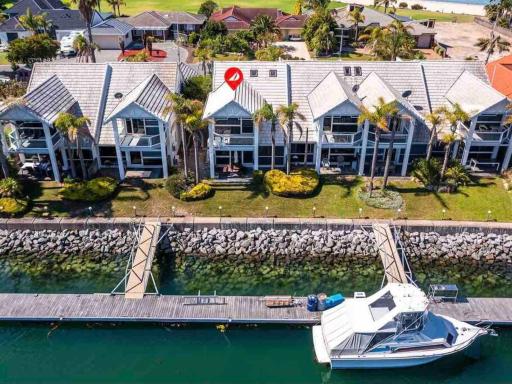 The Blacklighters-Waterfront Retreat - Housity