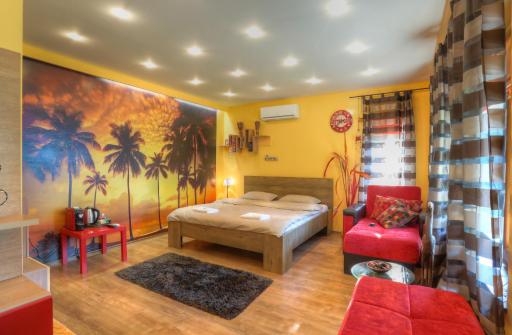 Cozy Room With A Garden - Housity