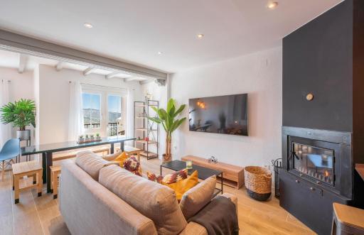 Beautifully Renovated 4 Bedroom Apt + Kid's Room - Housity