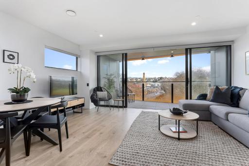 Luxury comfort with lush park views & free carpark - Housity