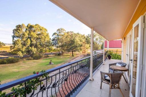 A Vintner's Luck - The Loft Down The Vines - Housity
