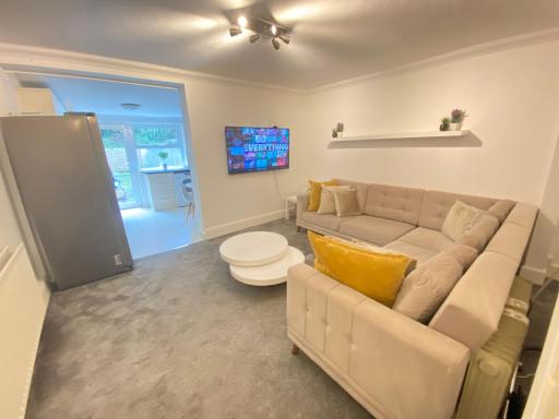 4 Bed house sleeps 8 next to Chatham station and Chatham city centre - Housity