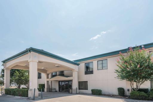 Super 8 by Wyndham Fort Worth Downtown South - Housity