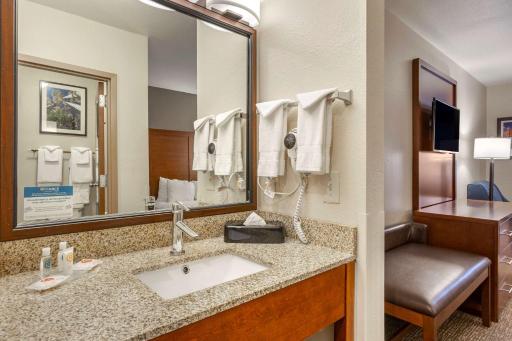 Comfort Inn I-17 & I-40 - Housity