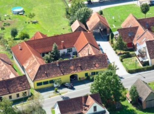 Ferienwohnungen und Appartements im idyllischen Vierkanthof, Gruppenurlaube - Housity