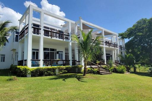 Cheerful 2-bedroom villa with private beach - Housity