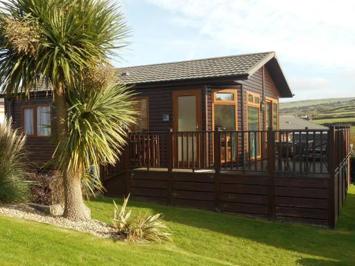Comfortable Lodge with Hot Tub on Cornwall Coast - Housity