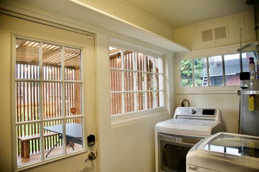 Cozy Home Conveniently Located with King Bed - Housity