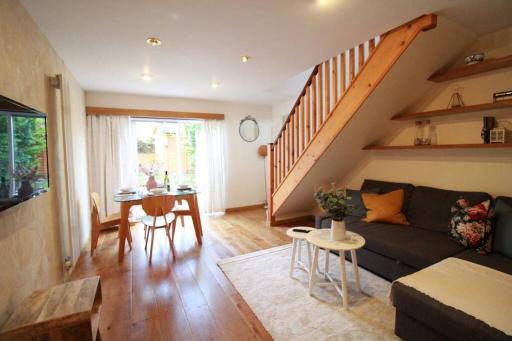 Cheerful Two-Bedroom Residential Home - Hizvo