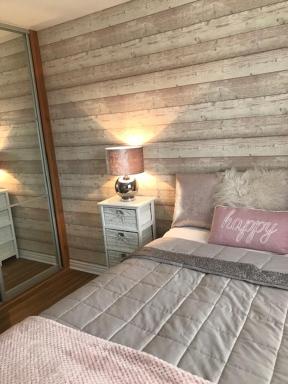 Double room with en-suite. Central for North West - Housity
