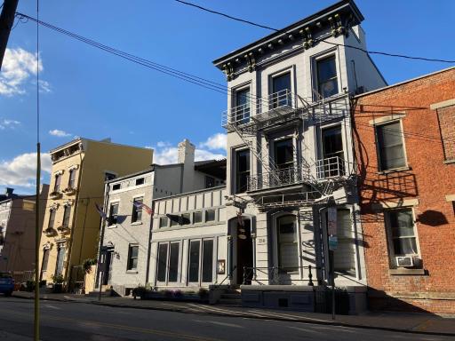 Symphony Hotel & Restaurant - Housity