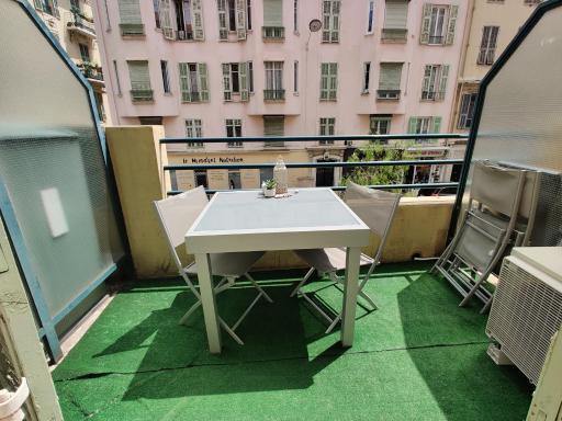 Studio with mezzanine near beaches and shops - Housity