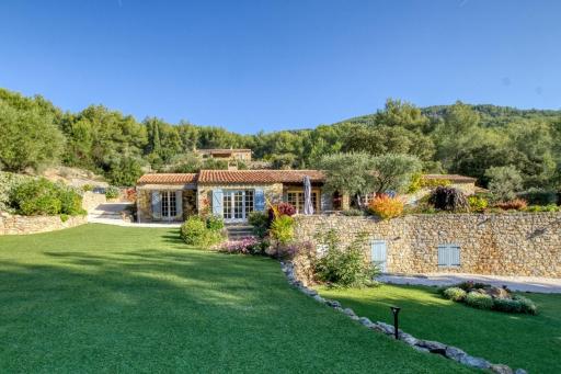 Magnificent House With Pool And Garden - Housity