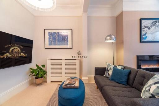 5 MIN TO CASTLE & SHOPS - CHARMING CHARACTER HOME - Housity