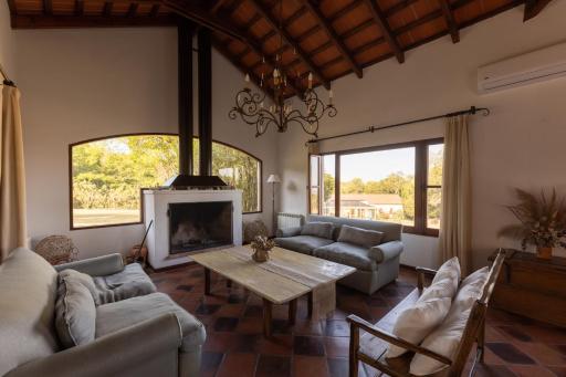Hotel Torrontes - Housity