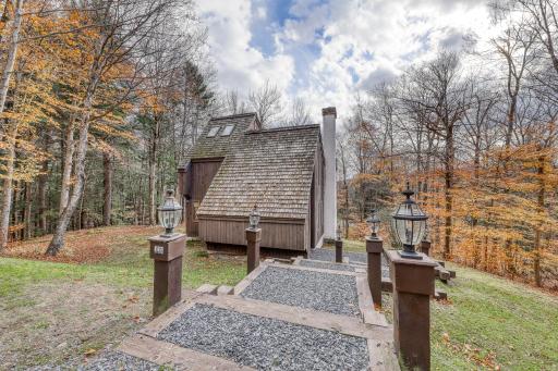 Sunny Mountainside Chalet - Housity