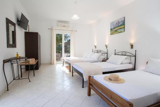 Spacious Studios Lefkada Mountain View Near Beach - Housity