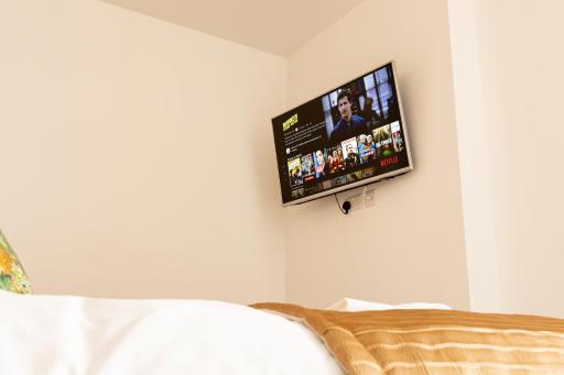THE PALMS Lux living Condo B'mouth Town Centre & Beach - Housity