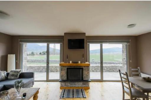 Yvonne's Stone House - Housity