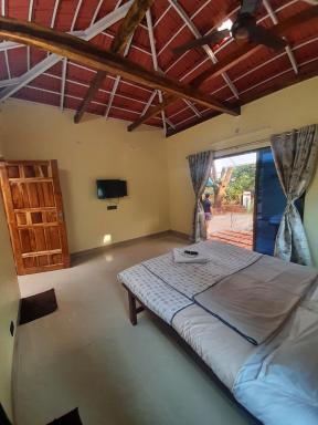 Triskelion - Bed and Breakfast, Family home stay by Joshi Brothers - Housity