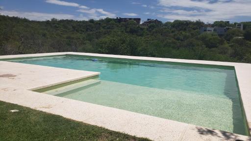 Casa con pileta en barrio privado - Housity
