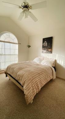 Cozy Queen Bed + Amenities and Parking Included - Housity