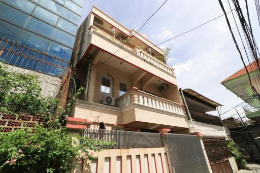 Eiffel Residence Batu Tulis 37 - Female Only - Housity