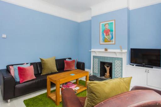 Spacious 3 Bedroom Apartment in South East London - Housity