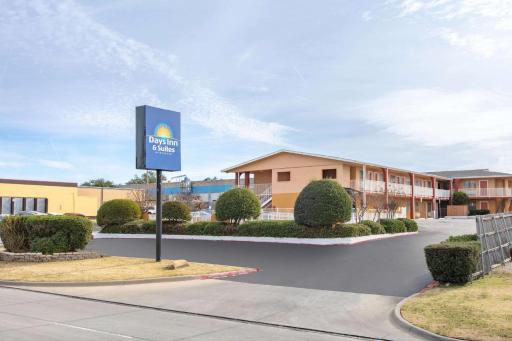 Days Inn & Suites by Wyndham Arlington Near Six Flags - Housity