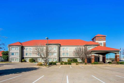 La Quinta by Wyndham Eastland - Housity