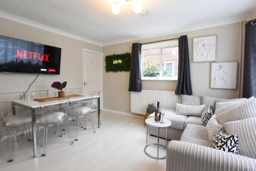 Westgate House - 5 bedroom newly renovated house with hot tub & private parking - Housity