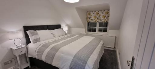 Modern and spacious 2 bedroom apartment with free parking - Housity