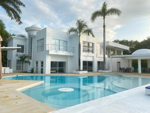 Espectacular Casa Condominio Lagos del Peñón Girardot-Colombia - Housity