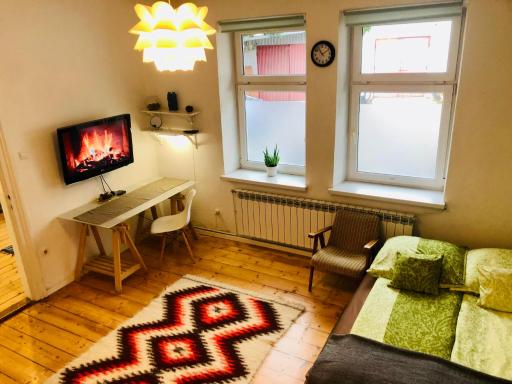 Apartment in Ivy covered house, near Old Town - Housity