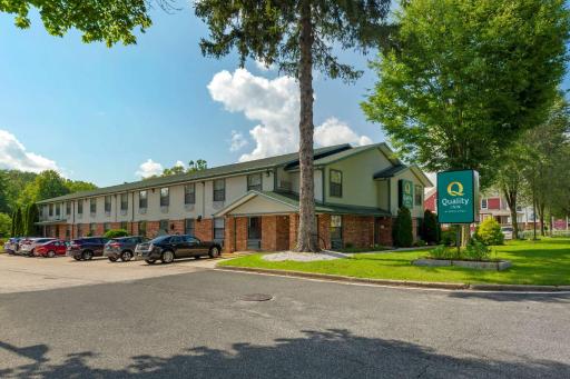 Quality Inn Lee - Lenox South - Housity
