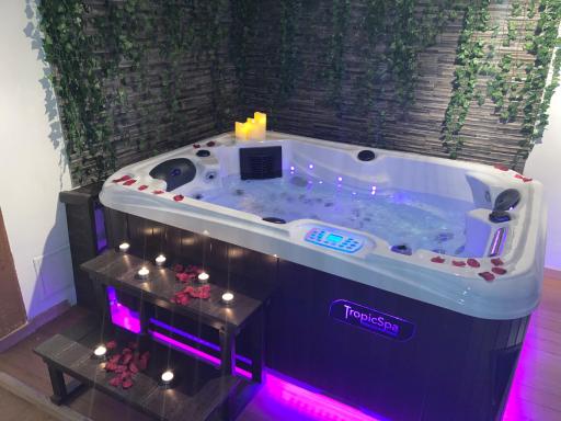 Agréable maisonnette de ville avec jacuzzi - Housity