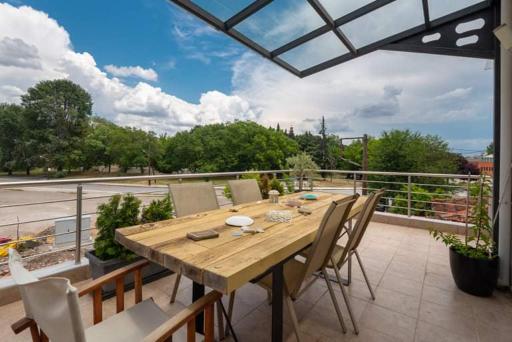 Το σπίτι δίπλα από το ποτάμι - Housity