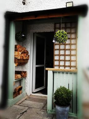 Castle Hill Cottage & Paddlers Retreat - Housity