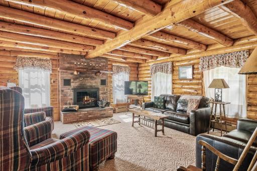 HOT TUB - Schroon River Log Home - Gore Mountain - Lake George - Housity